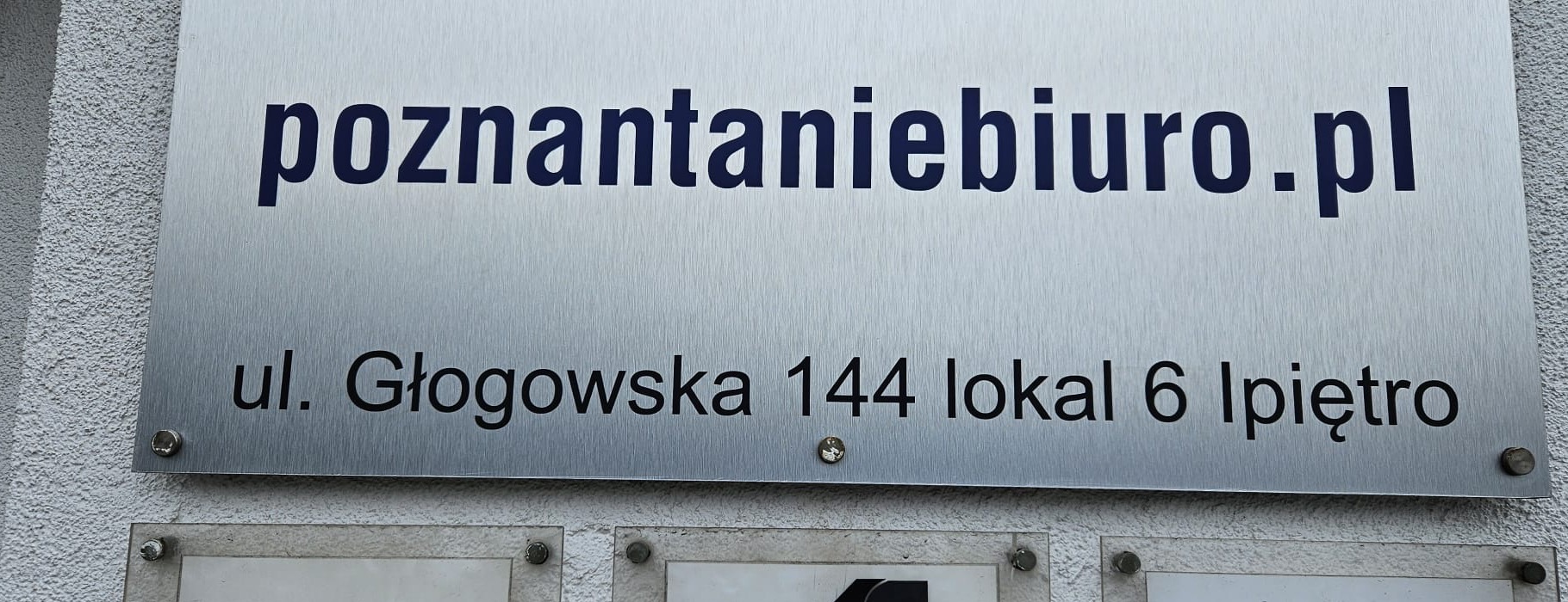 Tablica poznantaniebiuro.pl przy wejściu, ul. Głogowska 144 lokal 6